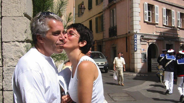 la socialite britanica ghislaine maxwell es declarada culpable de ayudar a jeffrey epstein a abusar de adolescentes