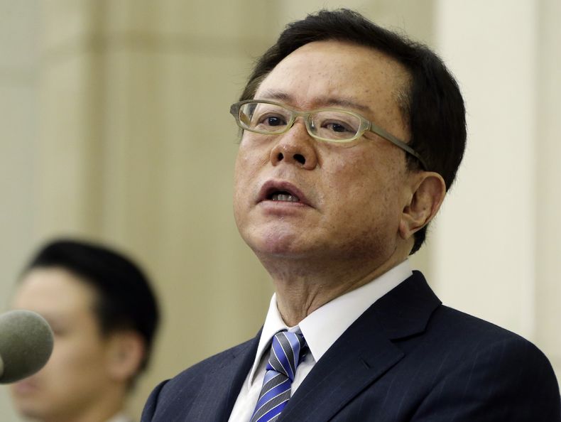 El gobernador de tokio, Naoki Inose, anuncia su renuncia en una conferencia de prensa, el jueves 19 de diciembre de 2013  (AP Foto/Koji Sasahara)