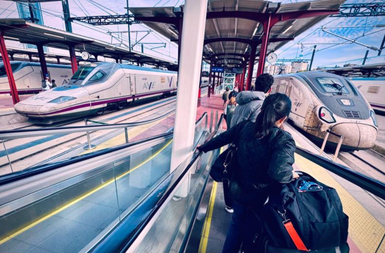 En esta imagen, tomada con un smartphone, pasajeros se disponen a subir a un tren de pasajeros en la estación de Chamartín, en Madrid, España, el 30 de octubre de 2026. (AP Foto/María Gestoso)