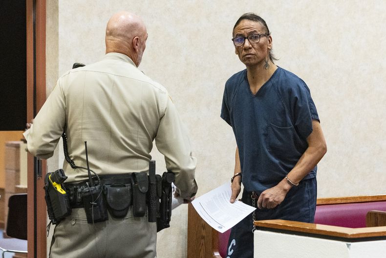 ARCHIVO - Nathan Chasing Horse sale de la sala del tribunal después de ser procesado en el Tribunal de Justicia de North Las Vegas, el 2 de febrero de 2023. (Bizuayehu Tesfaye/Las Vegas Review-Journal via AP, archivo)