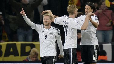 americateve | El jugador de la selecci&oacute;n de Alemania, Andre Schuerrle, izquierda, festeja tras anotar un gol contra Irlanda en las eliminatorias mundialistas el viernes, 11 de octubre de 2013, en Colonia, Alemania.(AP Photo/Martin Meissner)