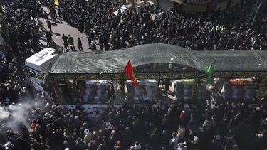 Irán realiza funeral masivo por soldados de guerra con Irak