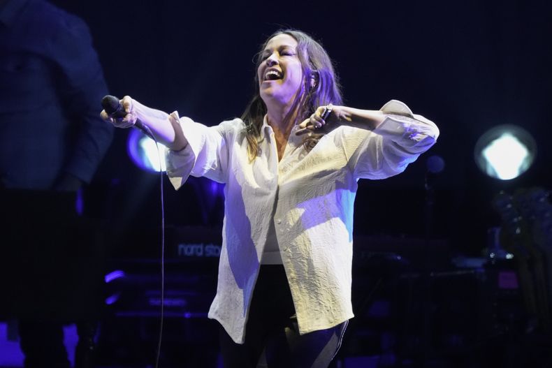 Alanis Morissette durante su concierto en el festival Corona Capital de la Ciudad de México el viernes 17 de noviembre de 2023. (Foto AP/Eduardo Verdugo)