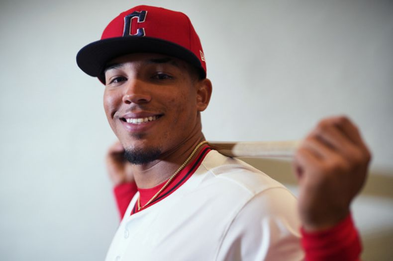 ARCHIVO - Angel Genao, de los Guardianes de Cleveland, posa para la foto, el 18 de febrero de 2026, en Goodyear, Arizona. (AP Foto/Chris Carlson, Archivo)