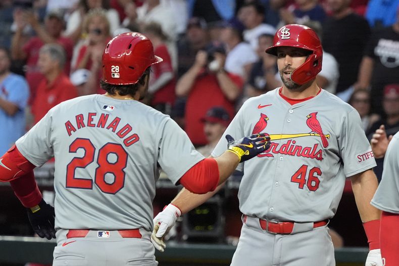 Nolan Arenado, de los Cardenales de San Luis, festeja con Paul Goldschmidt, luego de conectar un jonrón de tres carreras en el juego de viernes 12 de abril de 2024, ante los Diamondbacks de Arizona (AP Foto/Ross D. Franklin)