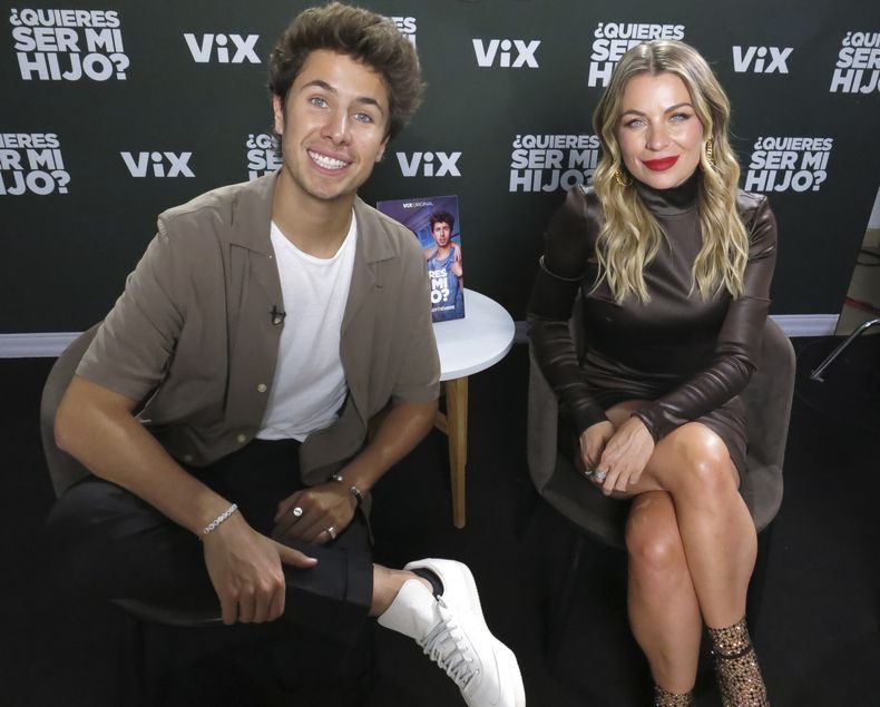 Los actores mexicanos Juanpa Zurita, izquierda, y Ludwika Paleta posan durante una entrevista para promover la película ¿Quieres ser mi hijo? en la Ciudad de México el 14 de agosto de 2023. (Foto AP/Berenice Bautista)