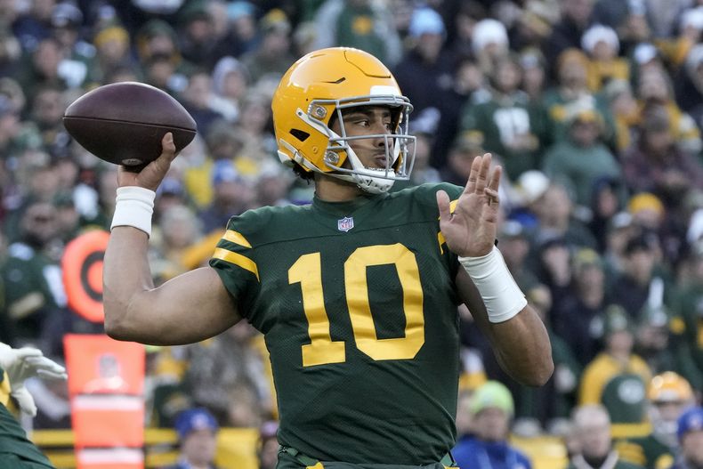 Jordan Love de los Packers de Green Bay lanza un pase ante los Chargers de Los Ángeles, el domingo 19 de noviembre de 2023, en Green Bay, Wisconsin. (AP Foto/Morry Gash)