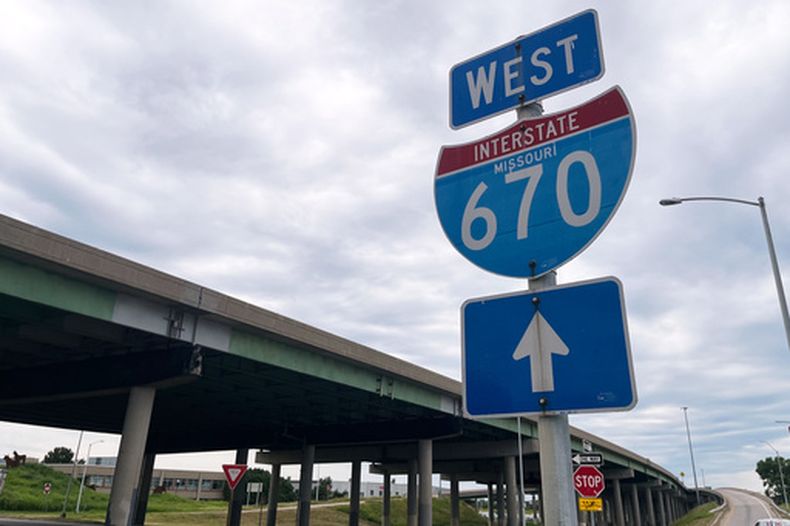 Una señal de la I-670 se observa cerca del lugar de un tiroteo el jueves 18 de junio de 2026, en Kansas City, Misuri. (Foto AP/Heather Hollingsworth)