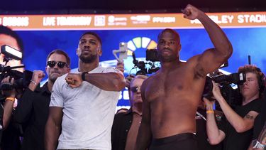 Los boxeadores británicos Anthony Joshua y Daniel Dubois posan durante el pesaje en Trafalgar Square antes de la pelea del sábado por el título peso pesado de la FIB el viernes 20 de septiembre del 2024. (Bradley Collyer/PA via AP)