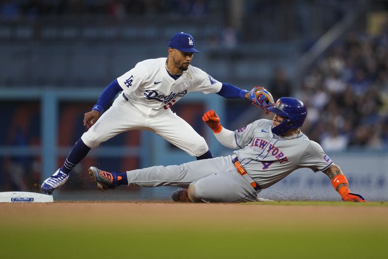 En foto del 19 de abril del 2024, el venezolano Francisco Alvarez de los Mets de Nueva York llega safe a segunda antes del lanzamiento del campocorto Mooke Betts de los Dodgers de Los Ángeles. (AP Foto/Ashley Landis)