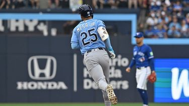 Víctor Mesa Jr. (25), de los Rays de Tampa Bay, recorre las bases tras conectar un jonrón solitario contra los Azulejos de Toronto durante la segunda entrada de un partido de béisbol en Toronto, el lunes 20 de julio de 2026. (Jon Blacker/The Canadian Press vía AP)