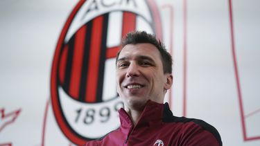 Mandžukić regresa a Italia, ficha con el líder Milan