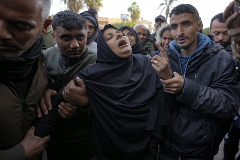 Una mujer reacciona durante el funeral por cinco periodistas palestinos muertos en un ataque aéreo israelí en Gaza, en el hospital Al-Aqsa, en Deir al-Balah, el 26 de diciembre de 2024. (AP Foto/Abdel Kareem Hana)
