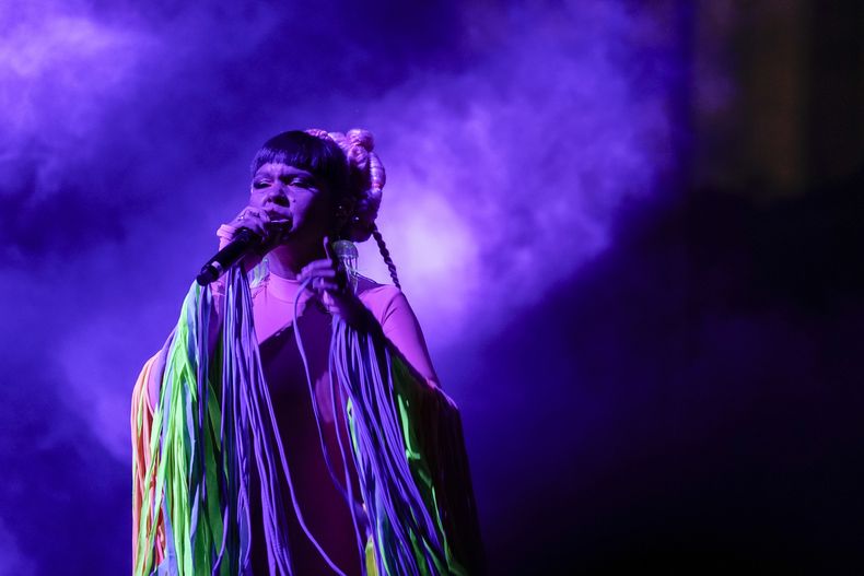 Li Saumet, del grupo electro tropical colombiano Bomba Estero, se presenta durante un concierto gratuito en el Zócalo de la Ciudad de México, el sábado 30 de noviembre de 2024. (Foto AP/Aurea Del Rosario)