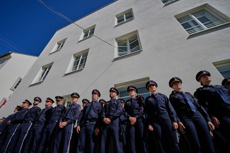 Agentes de policía austriaca, frente a una nueva comisaría de policía ubicada en la casa natal de Adolf Hitler en Braunau am Inn, Austria, el 22 de julio de 2026. (AP Foto/Matthias Schrader)
