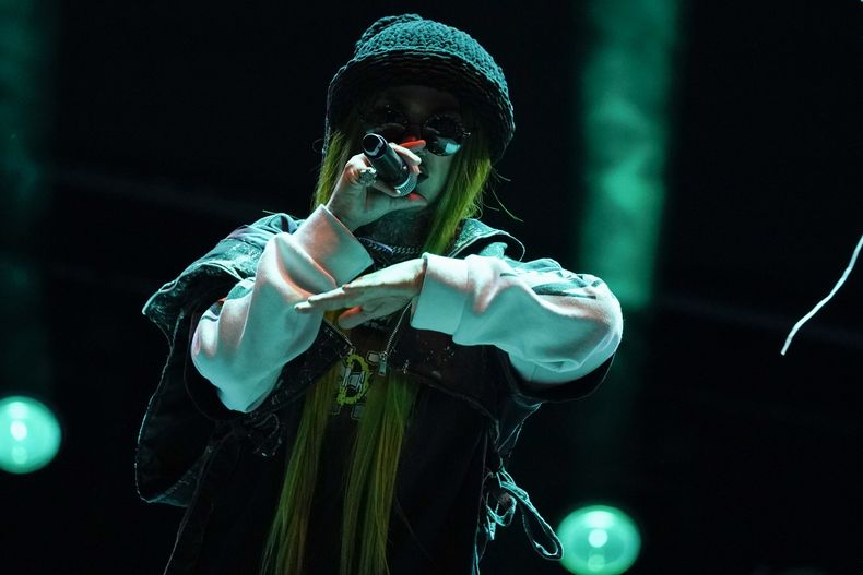 La rapera de origen mexicano Snow Tha Product durante su concierto en el Coca-Cola Flow Fest en la Ciudad de México el sábado 23 de noviembre de 2024. (Foto AP/Félix Márquez)