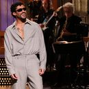 Esta imagen publicada por NBC muestra al presentador Bad Bunny durante su monólogo en Saturday Night Live en Nueva York el sábado 4 de octubre de 2025. (Will Heath/NBC via AP)