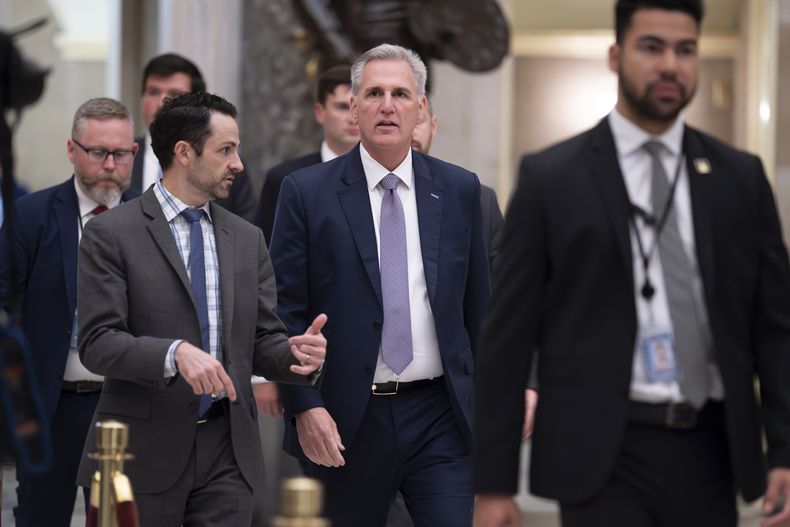 ARCHIVO - El presidente de la Cámara de Representantes, Kevin McCarthy, se dirige al recinto, 26 de setiembre de 2023 en el Capitolio, Washington. (AP Foto/J. Scott Applewhite, File)