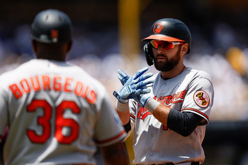 Colton Cowser, derecha, de los Orioles de Baltimore, reacciona después de batear un sencillo productor en la primera entrada del juego de béisbol de Grandes Ligas ante los Dodgers de Los Ángeles, el domingo 21 de junio de 2026, en Los Ángeles. (AP Foto/Caroline Brehman)