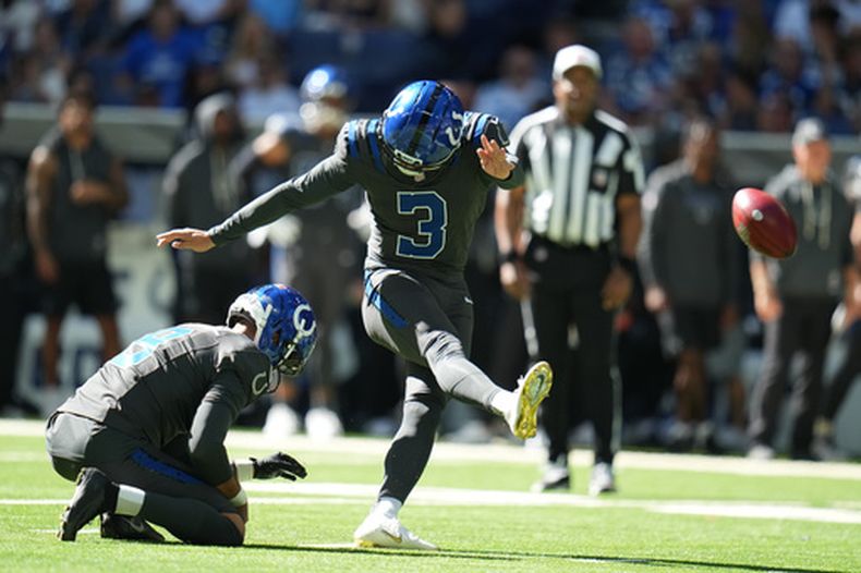El pateador de los Colts de Indianápolis Spencer Shrader patea un gol de campo en el encuentro ante los Texans de Houston el domingo 27 de septiembre del 2026. (AP Foto/Jeff Roberson)