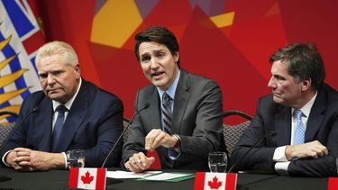 El primer ministro de Ontario, Doug Ford (izquierda), y el ministro de Asuntos Intergubernamentales, Dominic Leblanc (derecha), observan al primer ministro canadiense Justin Trudeau durante una conferencia de prensa, en Ottawa, Canadá, el miércoles 15 de enero de 2025. (Sean Kilpatrick/The Canadian Press vía AP)