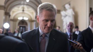 El presidente de la Cámara de Representantes, Kevin McCarthy, sale del recinto de la cámara baja hacia su oficina, el jueves 21 de septiembre de 2023, en el Capitolio, Washington. (AP Foto/J. Scott Applewhite)