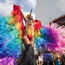 ARCHIVO - Juerguistas desfilan frente a un cartel de la actriz Fernanda Torres, nominada al premio Oscar, durante la fiesta callejera Caxias Water Planet previa al carnaval, en Duque de Caxias, Brasil, el 9 de febrero de 2025. (AP Foto/Bruna Prado, archivo)