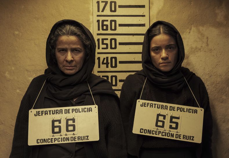 Esta imagen difundida por Netflix muestra a Arcelia Ramírez, a la izquierda, y Paulina Gaitán en una escena de la serie Las muertas. (Netflix vía AP)