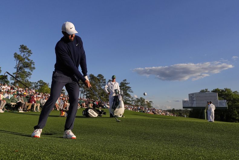 Scottie Scheffler con un chip al green en el hoyo 18 en la segunda ronda del Masters el viernes 11 de abril del 2025. (AP Foto/George Walker IV)