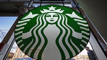 starbucks pide a su personal en eeuu vacuna o prueba semanal