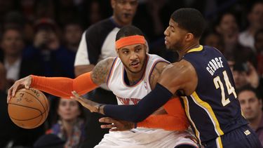 americateve | Carmelo Anthony (izquierda), de los Knicks de Nueva York, trata de superar la marca de Paul George, de los Pacers de Indiana, durante la primera mitad de su partido de basquetbol disputado el mi&eacute;rcoles 19 de marzo de 2014 en Nueva York. (Foto AP/Se