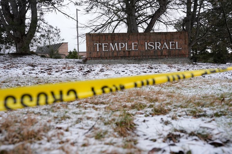 Cinta policial acordona la sinagoga Temple Israel, el viernes 13 de marzo de 2026 en West Bloomfield Township, Michigan. (Foto AP/Paul Sancya)