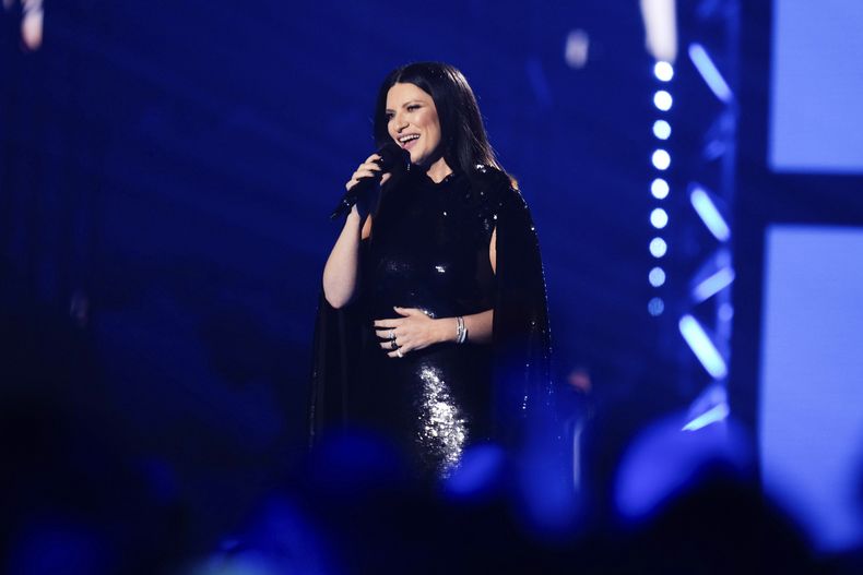 ARCHIVO - Laura Pausini actúa durante la 24a entrega anual del Latin Grammy en Sevilla, España, el 16 de noviembre de 2023. Pausini lanzó la canción Chao y está nominada al Latin Grammy por su álbum Almas Paralelas. (Foto Jose Breton/Invision/AP, archivo)