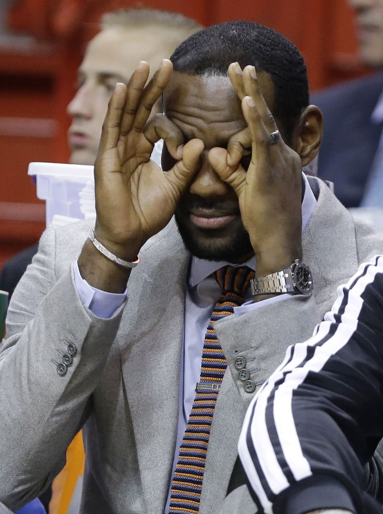 El jugador del Heat de Miami, LeBron James, gesticula desde la banca en un partido contra los Bulls de Chicago el domingo, 23 de febrero de 2014, en Miami. (AP Photo/Lynne Sladky)