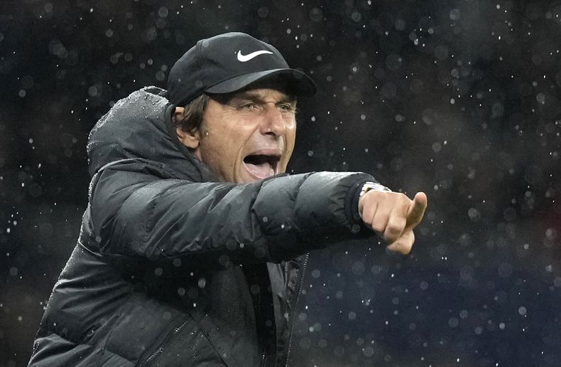 ARCHIVO - El entonces técnico de Tottenham Antonio Conte durante el partido contra Newcastle en la Liga Premier, el 23 de octubre de 2022. Conte fue designado como el nuevo técnico de Napoli. (AP Foto/Frank Augstein)