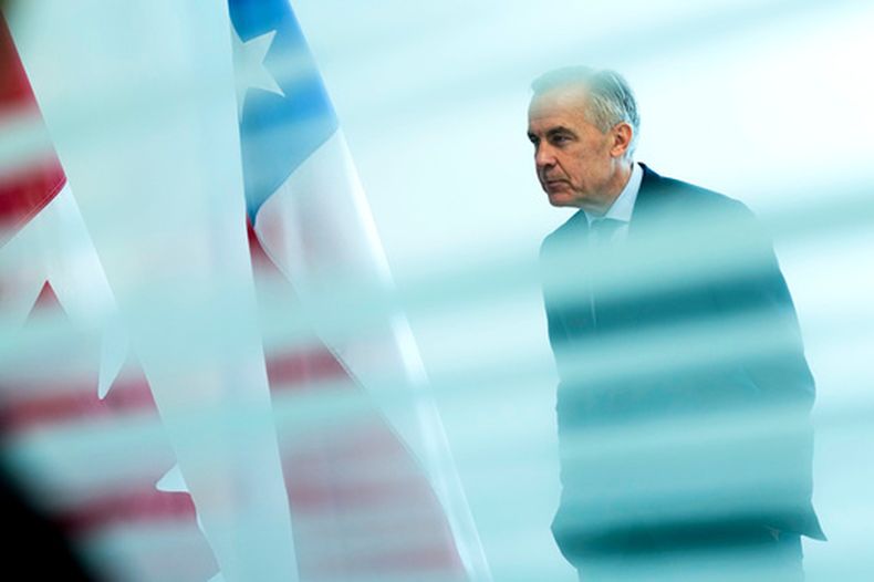 El primer ministro de Canadá, Mark Carney, se ve tras un panel de cristal mientras espera a reunirse con el presidente de Chile, José Antonio Kast, en un aparte de la Asamblea General de Naciones Unidas en la sede de la ONU, el martes 22 de septiembre de 2026. (Justin Tang/The Canadian Press via AP)
