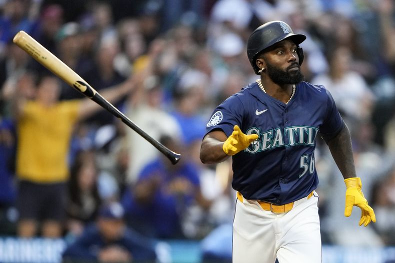 Randy Arozarena, de los Marineros de Seattle, lanza el bate después de conectar cuadrangular de tres carreras en contra de los Rays de Tampa Bay durante la tercera entrada del juego de béisbol del lunes 26 de agosto de 2024, en Seattle. (AP Foto/Lindsey Wasson)