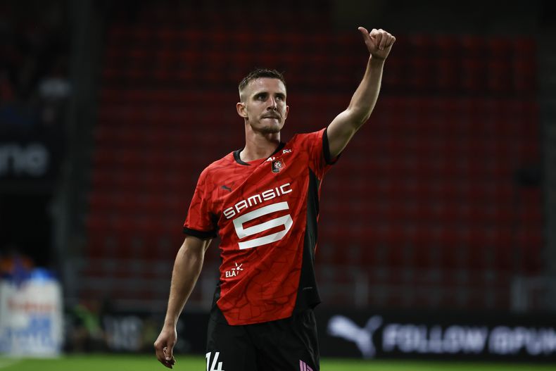 Benjamin Bourigeaud del Rennes gesticula durante el partido de fútbol de la League One francesa entre Rennes y Lyon en el estadio Roazhon Park en Rennes, Francia, el domingo 18 de agosto de 2024. (AP Foto/Jeremías González)