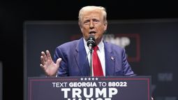 El candidato presidencial republicano y expresidente, Donald Trump, habla sobre el código fiscal y la fabricación en el Johnny Mercer Theatre Civic Center, el martes 24 de septiembre de 2024, en Savannah, Georgia. (AP Foto/Evan Vucci)