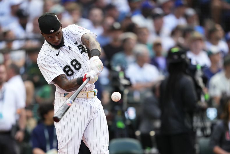 El cubano Luis Robert Jr., de los Medias Blancas de Chicago, participa en las semifinales del Derbi de Jonrones, el lunes 10 de julio de 2023 (AP Foto/Lindsey Wasson)