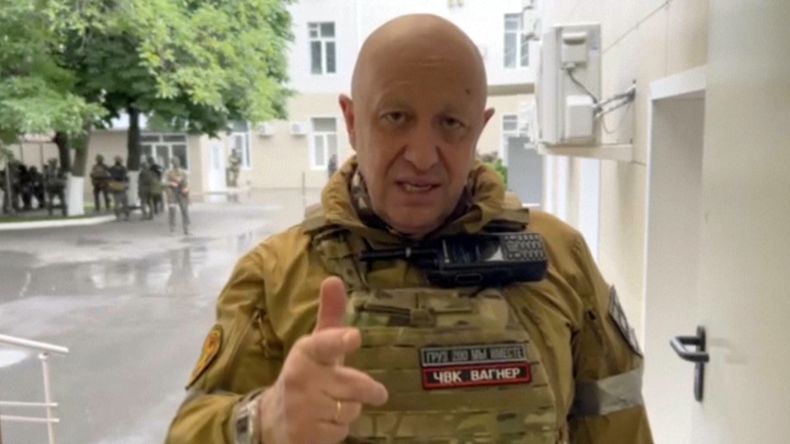 ARCHIVO - En esta imagen extraída de un video publicado por el servicio de prensa de Prigozhin, Yevgeny Prigozhin, propietario del Grupo Wagner, graba un mensaje en video desde Rostov del Don, en Rusia, el sábado 24 de junio de 2023. (Servicio de prensa de Prigozhin via AP, Archivo)