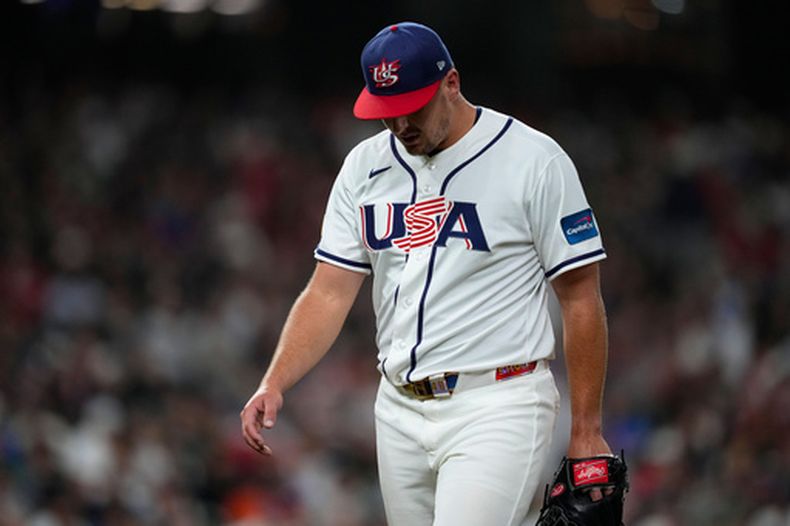 El pitcher estadounidense Brad Keller (40) al retirarse del montículo durante el sexto inning del juego contra Italia en el Clásico Mundial de béisbol, el martes 10 de marzo de 2026, en Houston. (AP Foto/Ashley Landis)