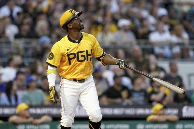 Andrew McCutchen de los Piratas de Pittsburgh observa su elevado de sacrificio en la quinta entrada ante los Marineros de Seattle el viernes 16 de agosto del 2024. (AP Foto/Matt Freed)