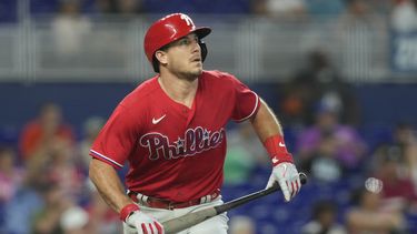 J.T. Realmuto de los Filis de Filadelfia tras batear un jonrón de dos carreras ante los Marlins de Miami, el jueves 3 de agosto de 2023, en Miami. (AP Foto/Marta Lavandier)
