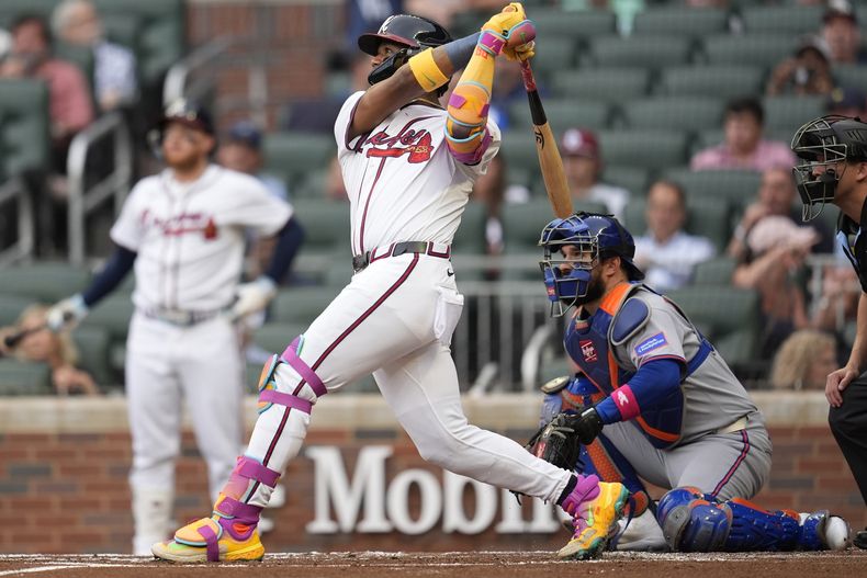 Ronald Acuña Jr. (13), de los Bravos de Atlanta, batea un cuadrangular solitario frente a los Mets de Nueva York en la primera entrada del juego de béisbol de Grandes Ligas, el miércoles 18 de junio de 2025, en Atlanta. (AP Foto/Mike Stewart)