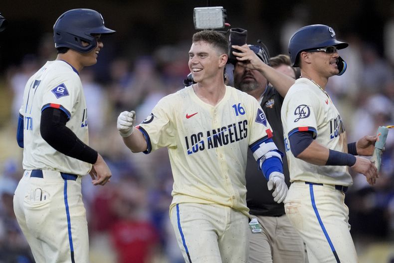 De izquierda a derecha, Shohei Ohtani, Will Smith y Kiké Hernández, de los Dodgers de Los Ángeles, festejan la victoria sobre los Medias Rojas de Boston, el sábado 20 de julio de 2024 (AP Foto/Marcio José Sánchez)