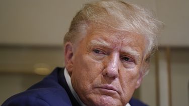 ARCHIVO - El expresidente Donald Trump escucha a reporteros en su avión mientras se dirigía a West Palm Beach, Florida, el 25 de marzo de 2023 tras efectuar un mitin de campaña en el Aeropuerto Regional de Waco, Texas. (AP Foto/Evan Vucci, archivo)