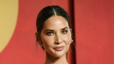 Olivia Munn llega a la fiesta de Vanity Fair el domingo 10 de marzo de 2024, en el Wallis Annenberg Center for the Performing Arts en Beverly Hills, California. (Foto Evan Agostini/Invision/AP)