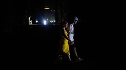 Personas cruzan una calle durante el apagón en La Habana el 4 de marzo del 2026. (AP foto/Ramon Espinosa)