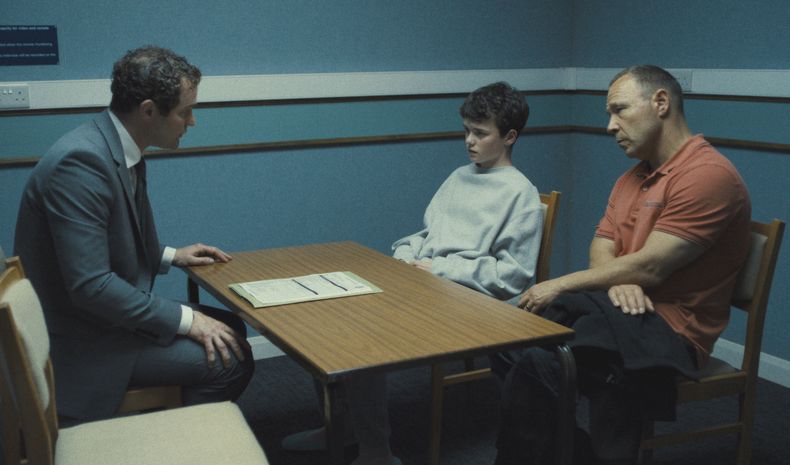 Esta imagen publicada por Netflix muestra a Mark Stanley, de izquierda a derecha, Owen Cooper y Stephen Graham en una escena de Adolescence. (Netflix via AP)